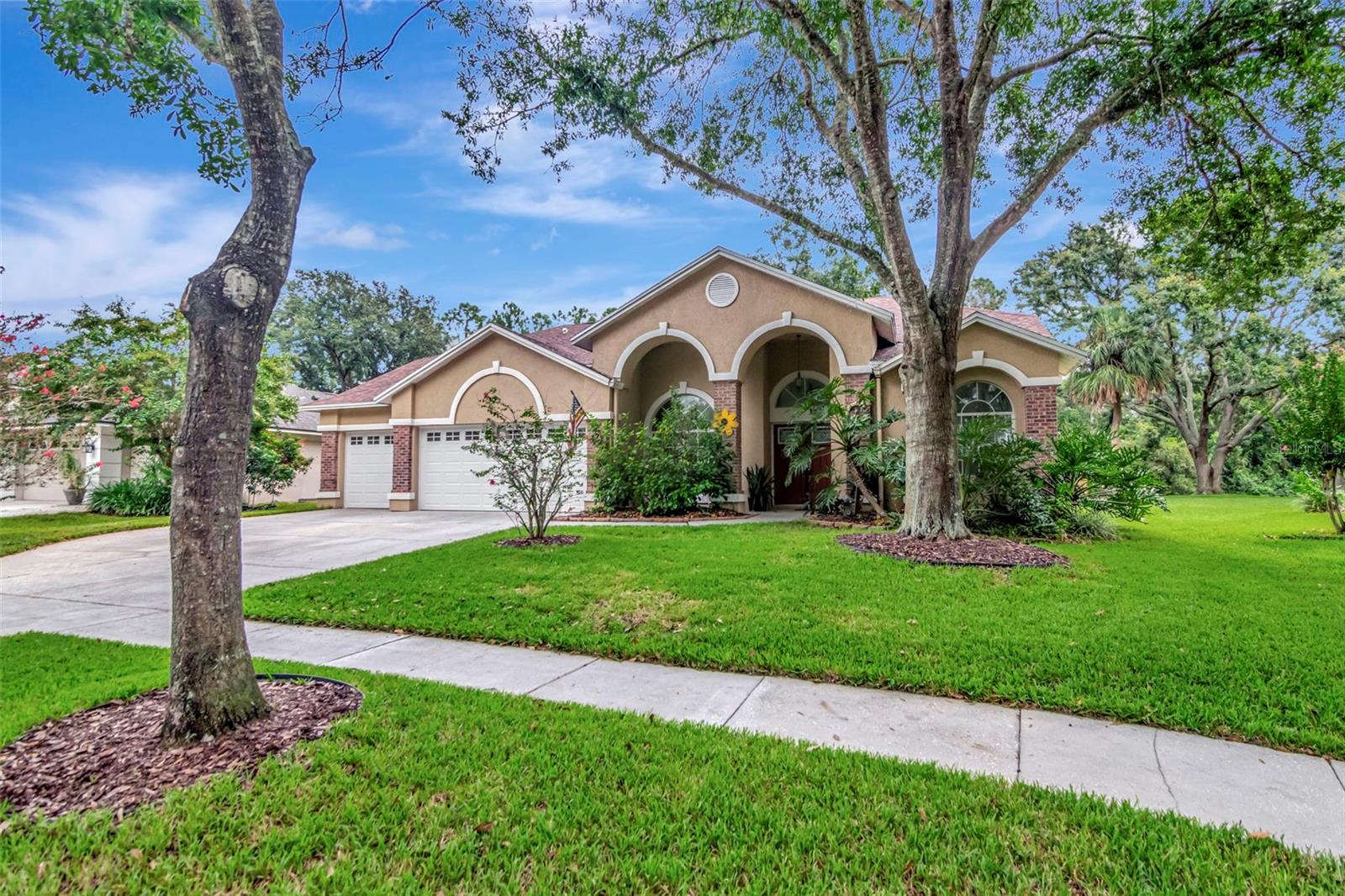 Listing photo id 0 for 5622 Glencrest Boulevard