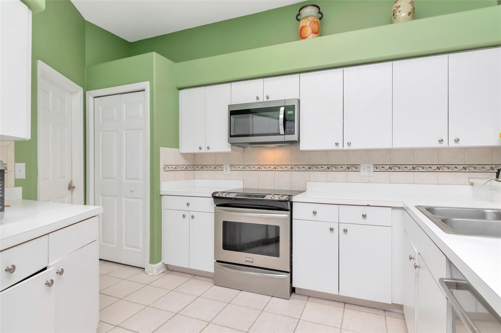Listing photo id 7 for 5622 Glencrest Boulevard