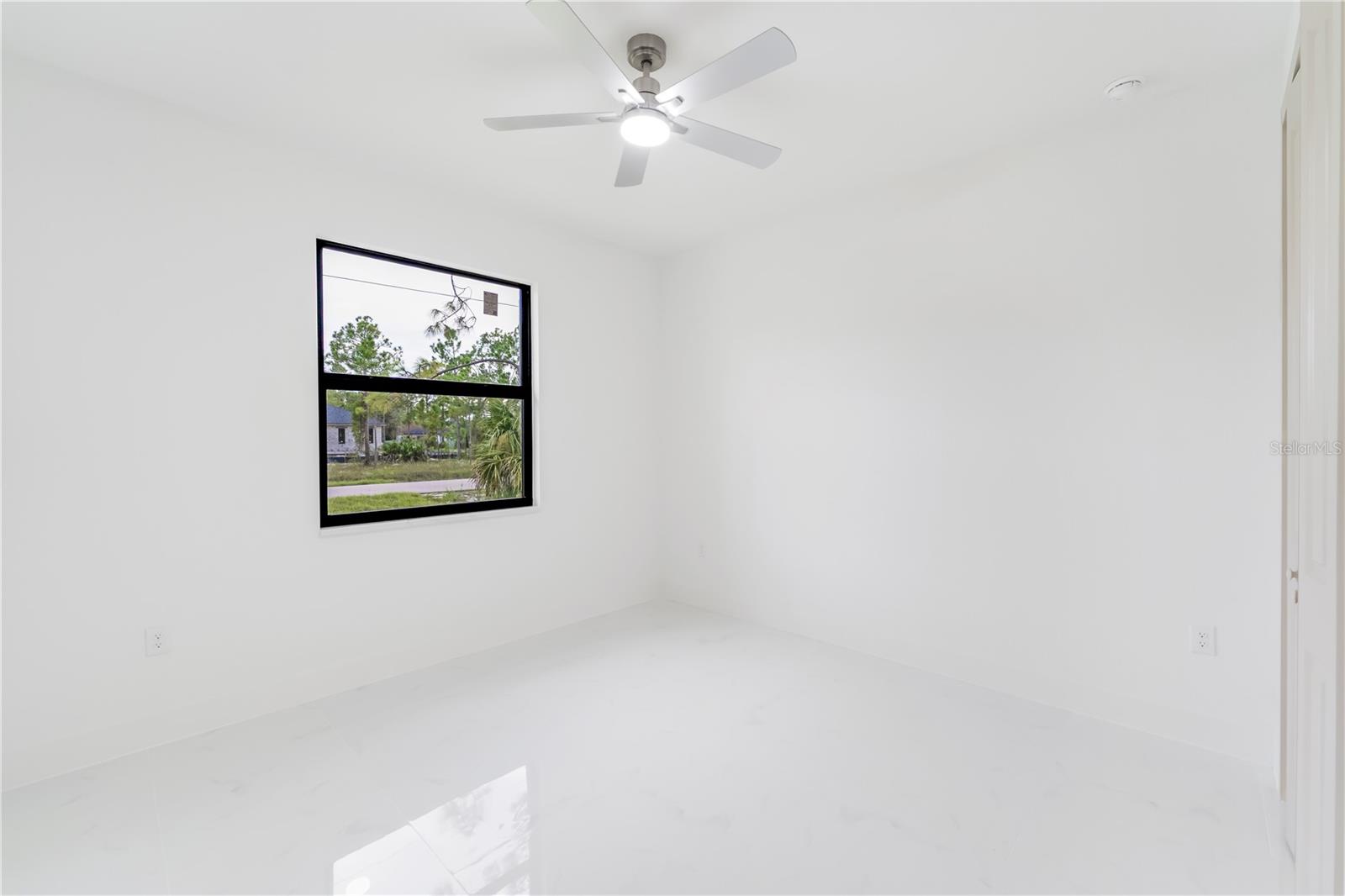 Image 18 of 58 For 529 Allison St E