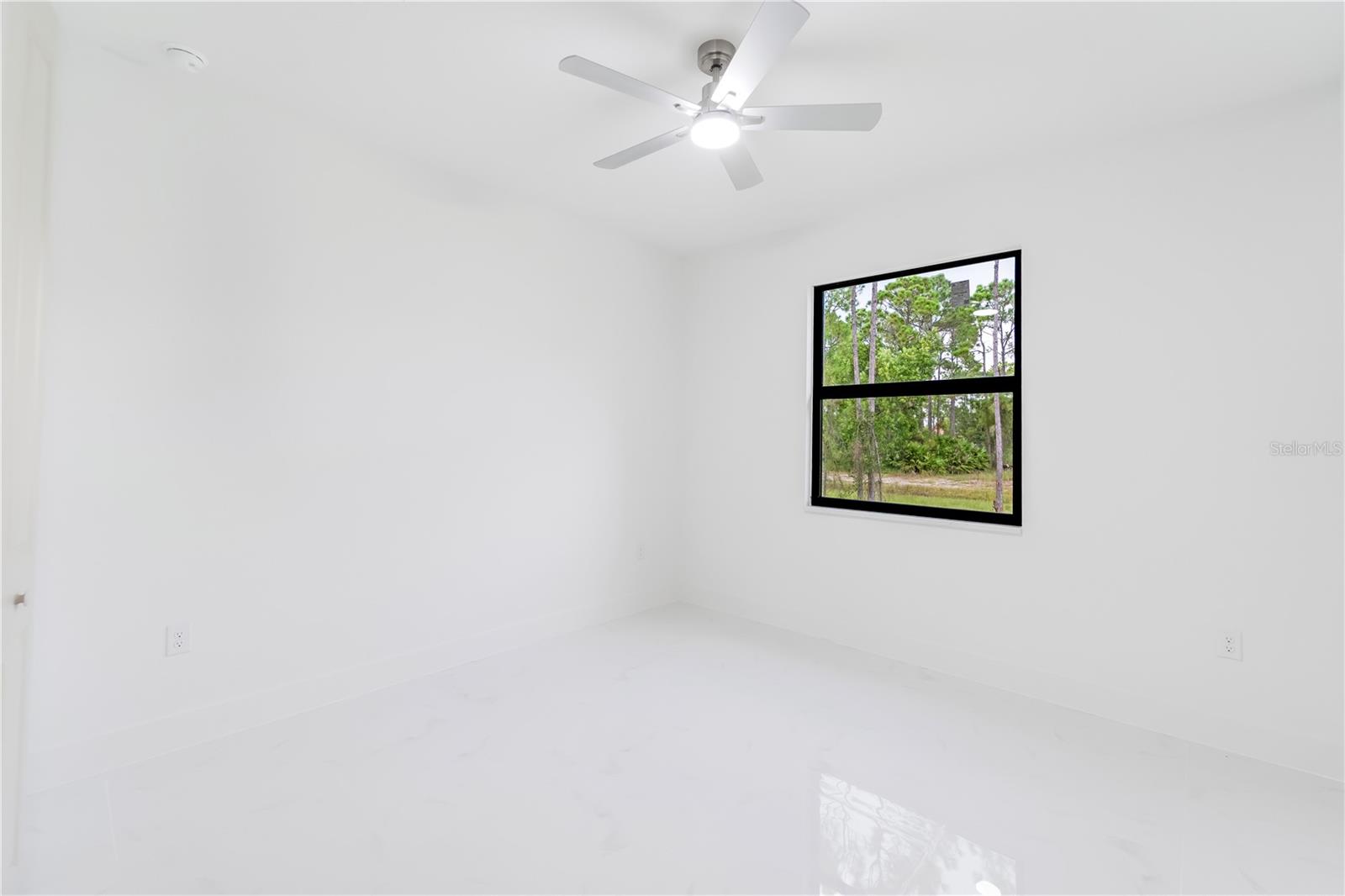 Image 20 of 58 For 529 Allison St E