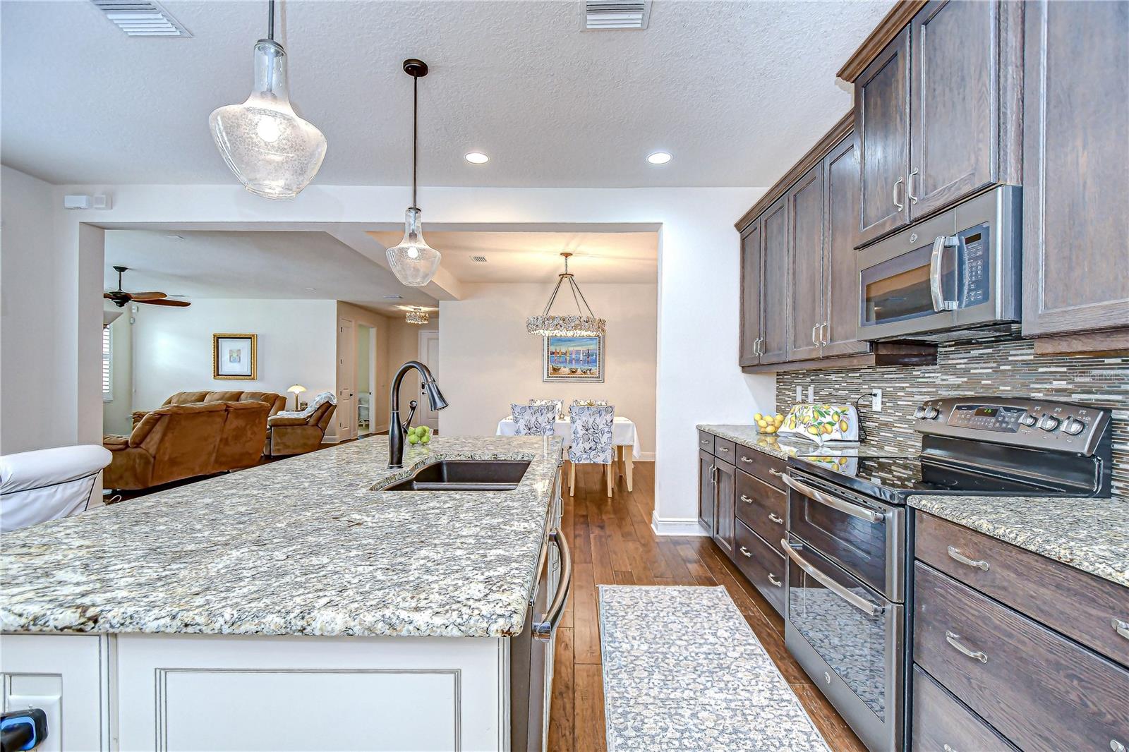 Image 21 of 81 For 7013 Briarhill Court