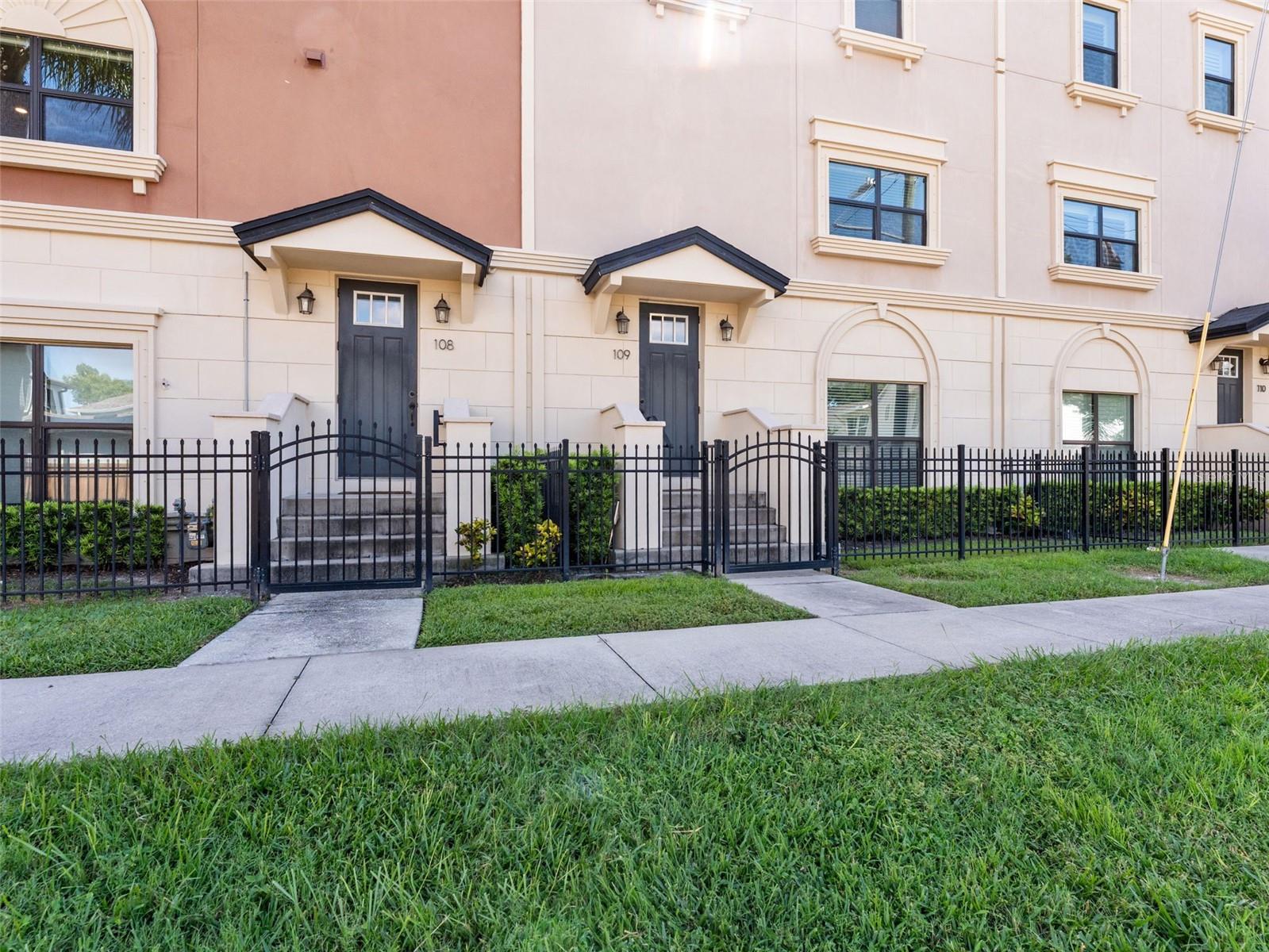 Image 3 of 41 For 3421 Horatio Street 109