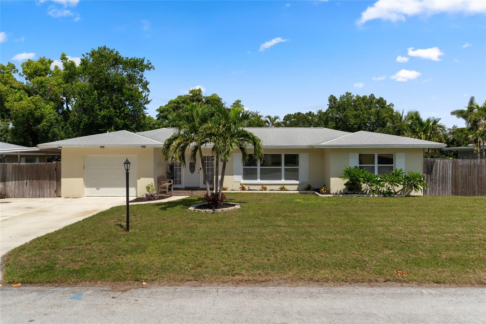 Listing photo id 0 for 2979 Del Rio Drive