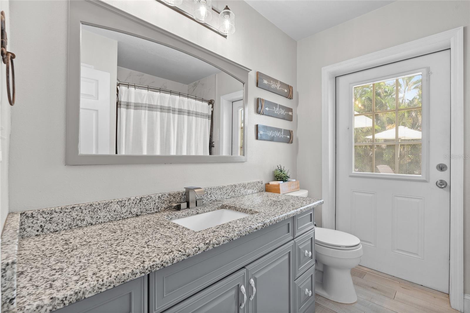 Listing photo id 18 for 2979 Del Rio Drive