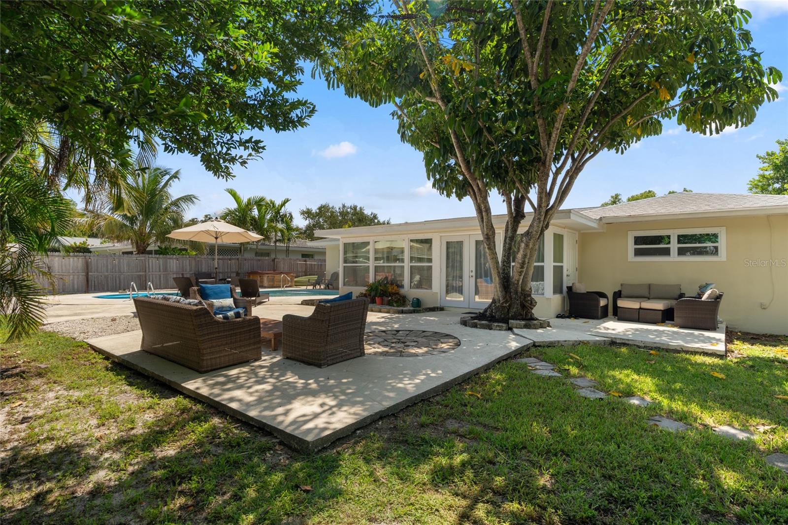 Listing photo id 31 for 2979 Del Rio Drive