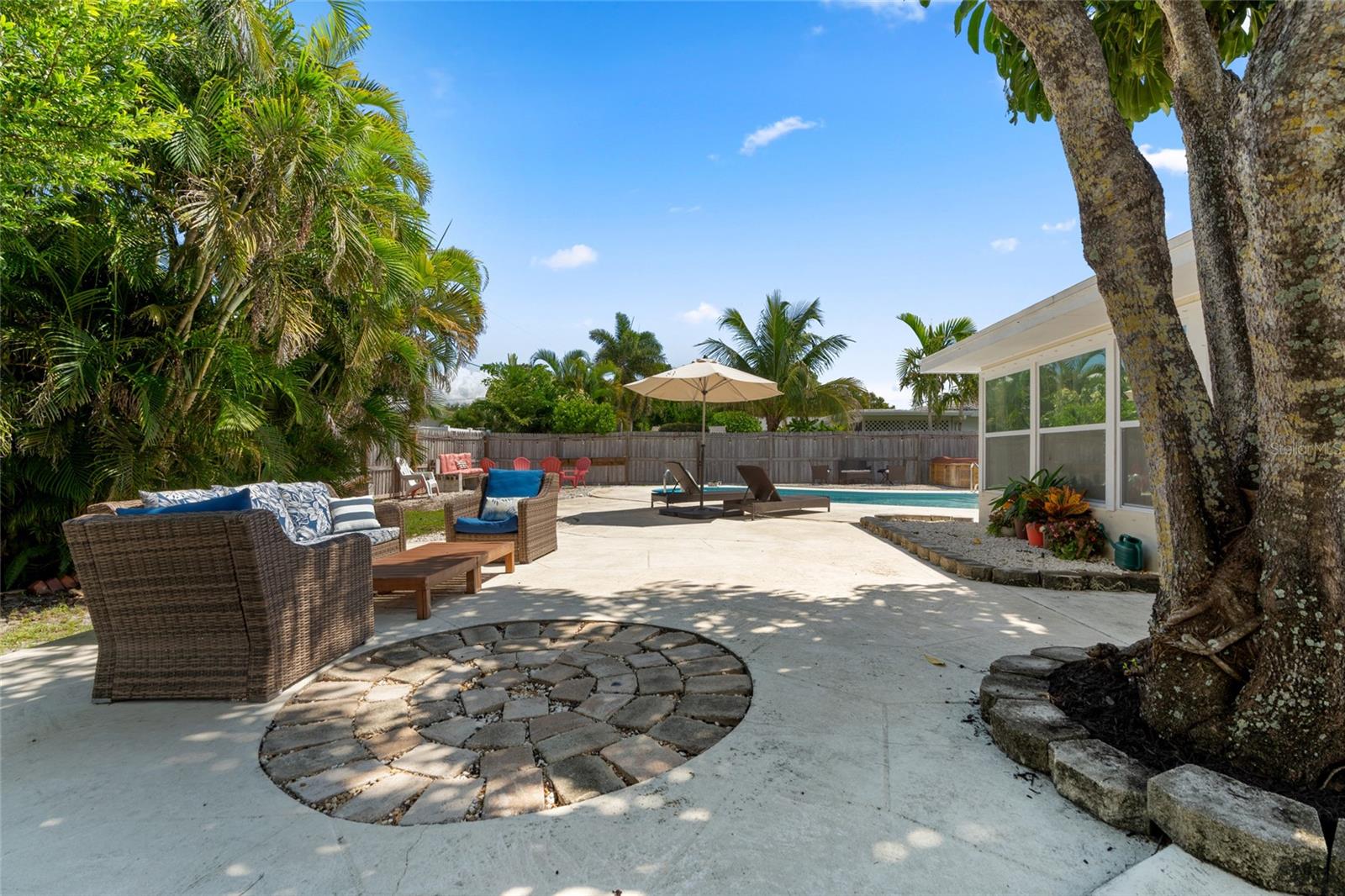 Listing photo id 37 for 2979 Del Rio Drive