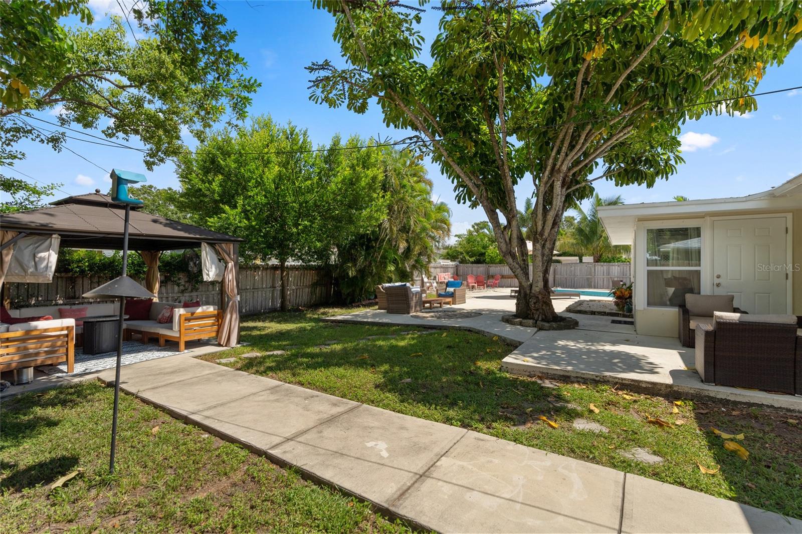 Listing photo id 40 for 2979 Del Rio Drive