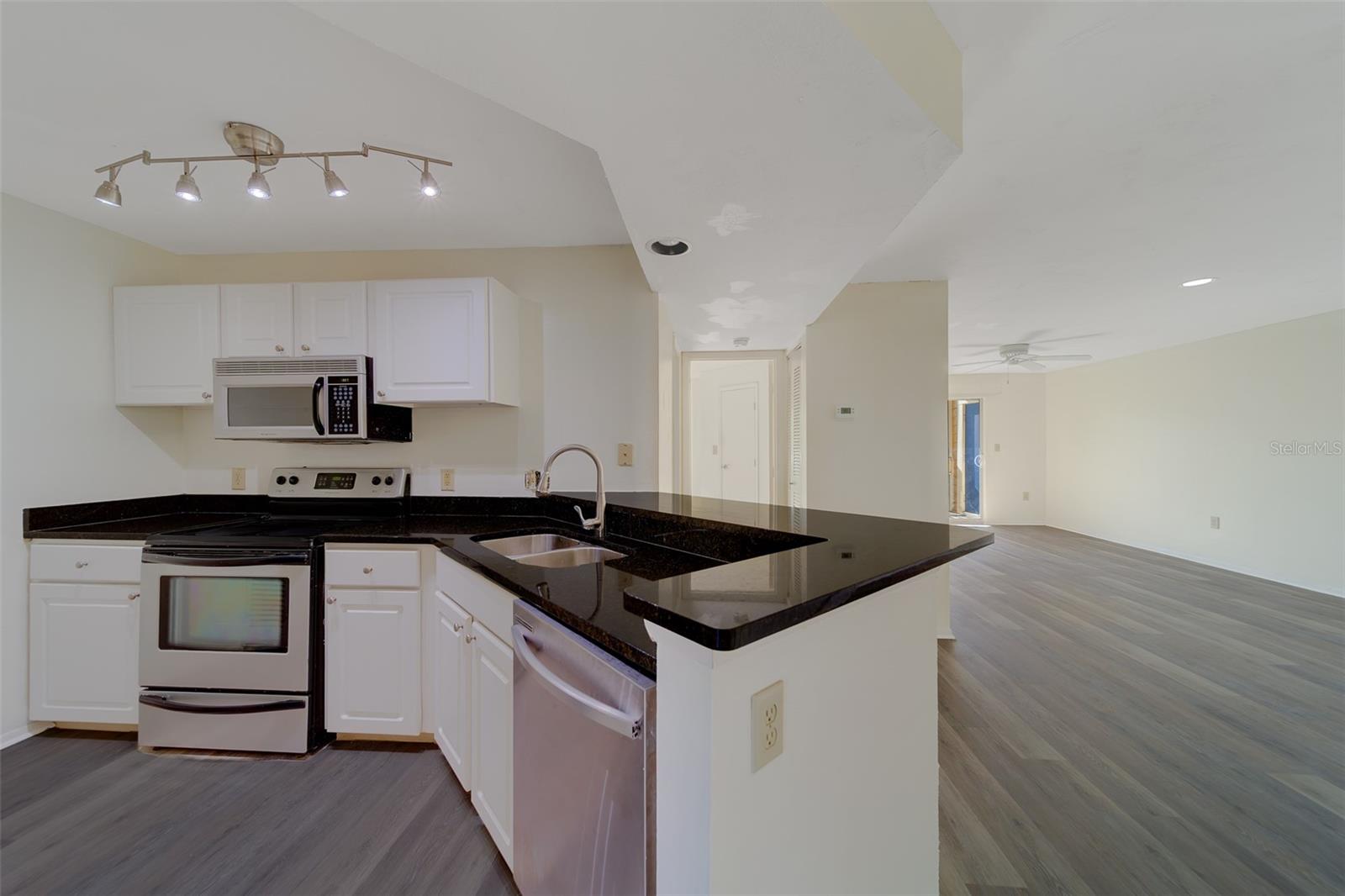 Image 5 of 41 For 115 112th Avenue Ne 605