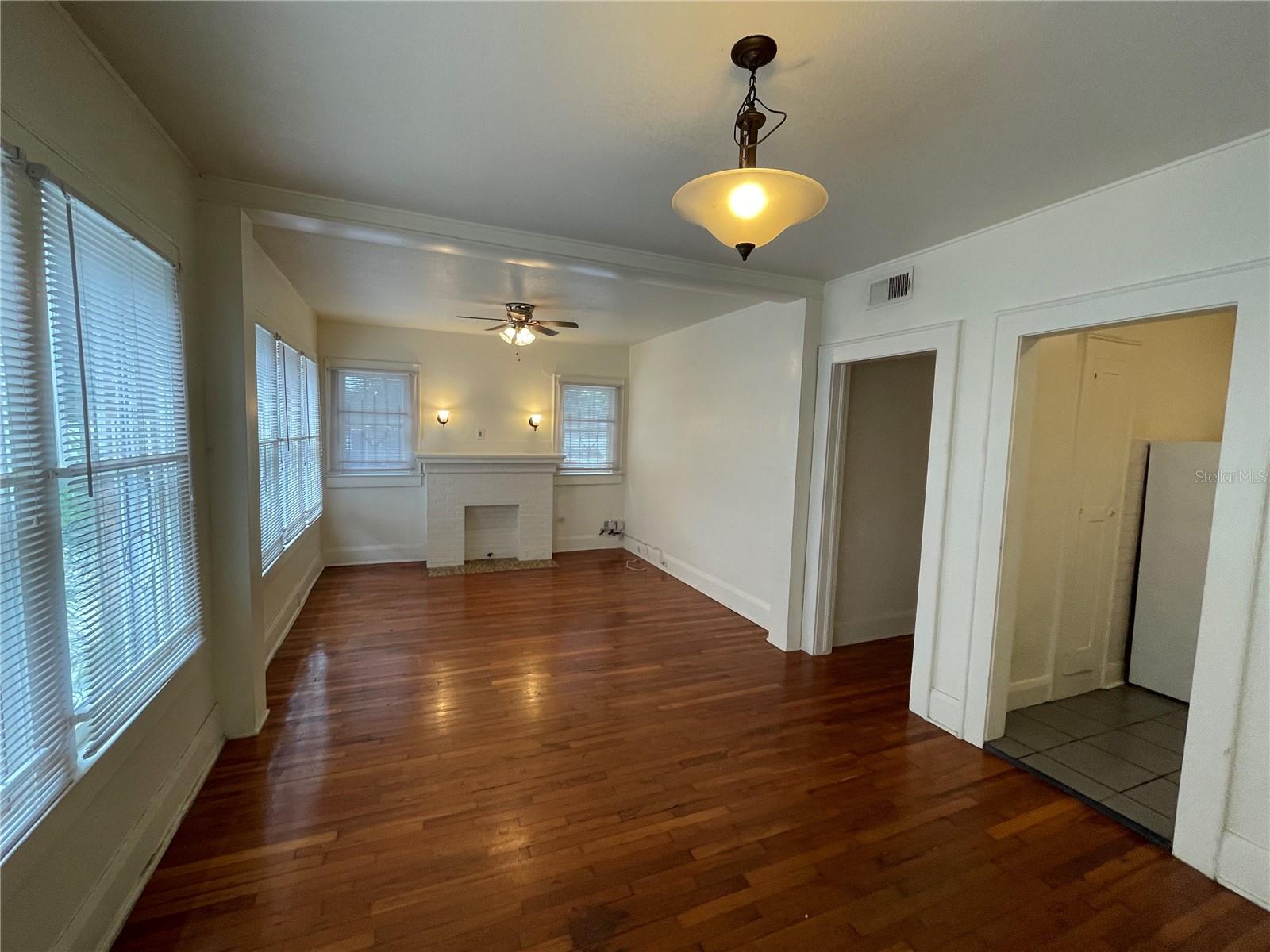 Image 3 of 18 For 4015 Seminole Avenue 3