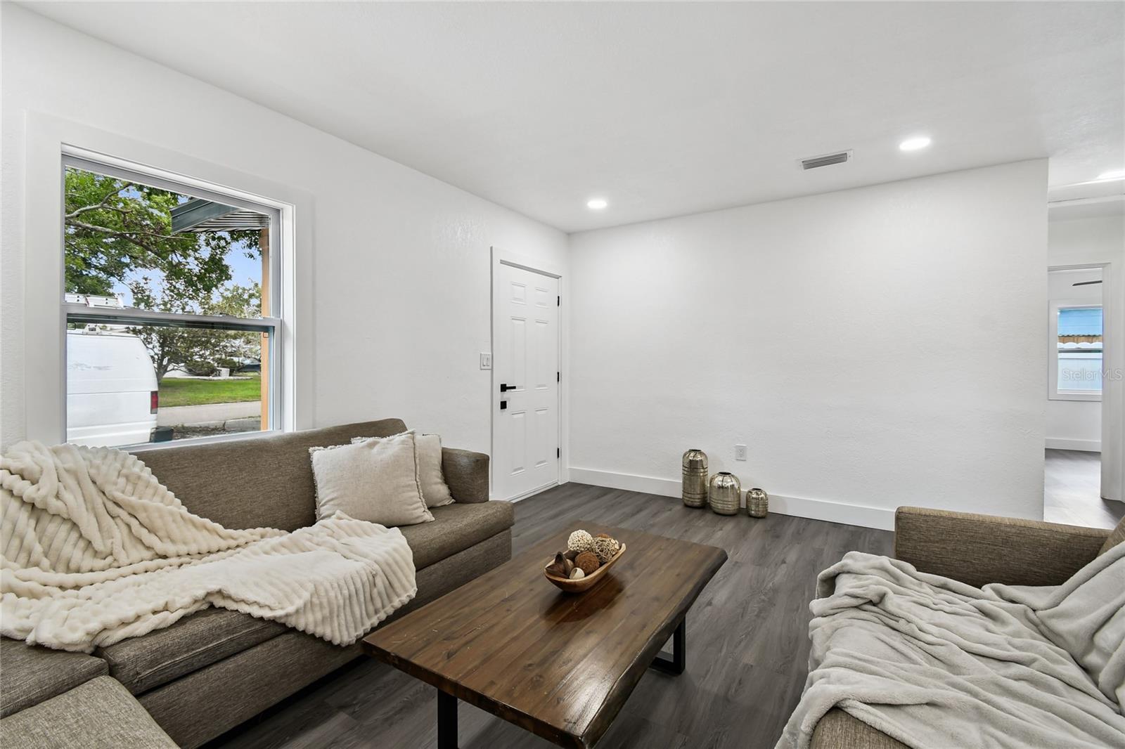 Image 18 of 67 For 5630 47th Avenue N