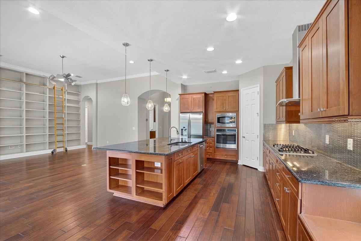 Listing photo id 11 for 10808 Charmwood Drive