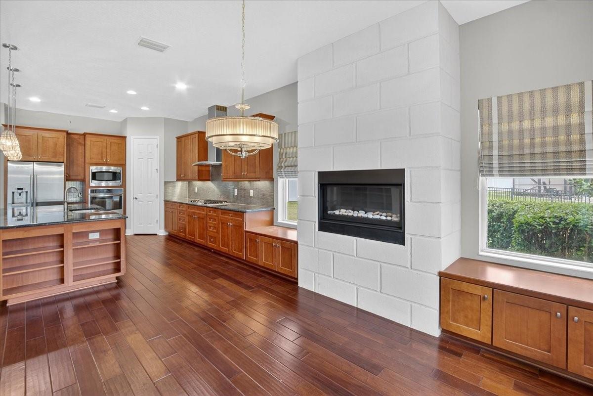 Listing photo id 7 for 10808 Charmwood Drive
