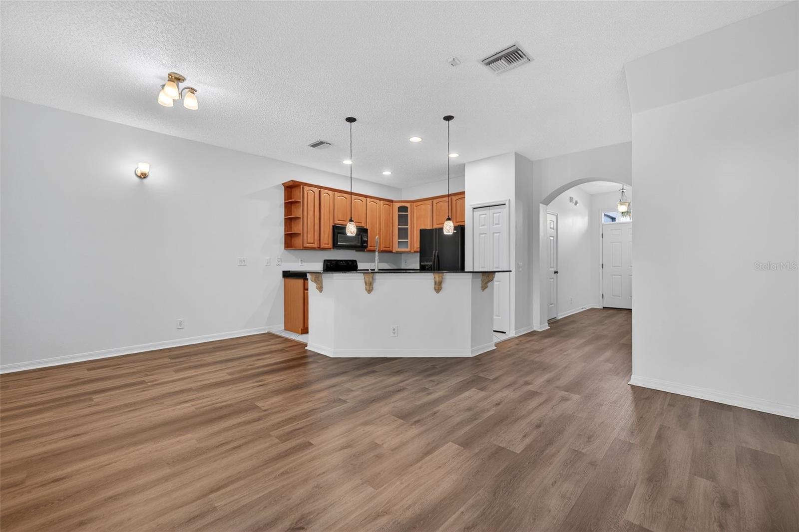 Image 15 of 36 For 566 Vallance Way Ne