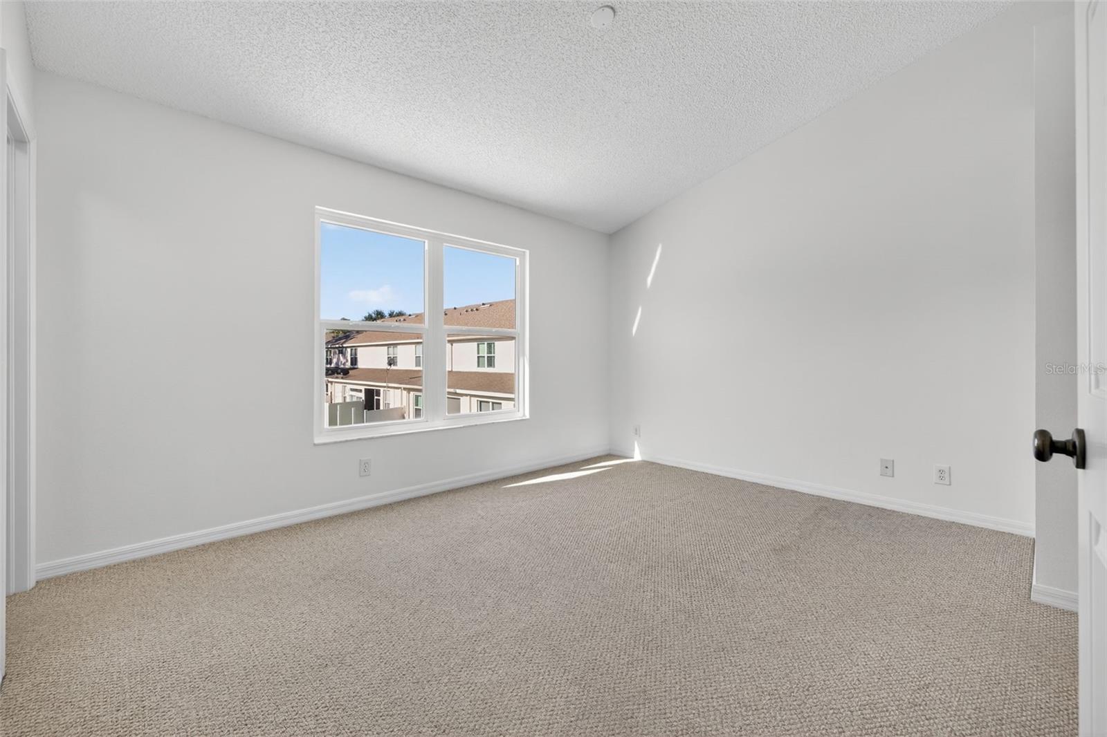 Image 16 of 36 For 566 Vallance Way Ne