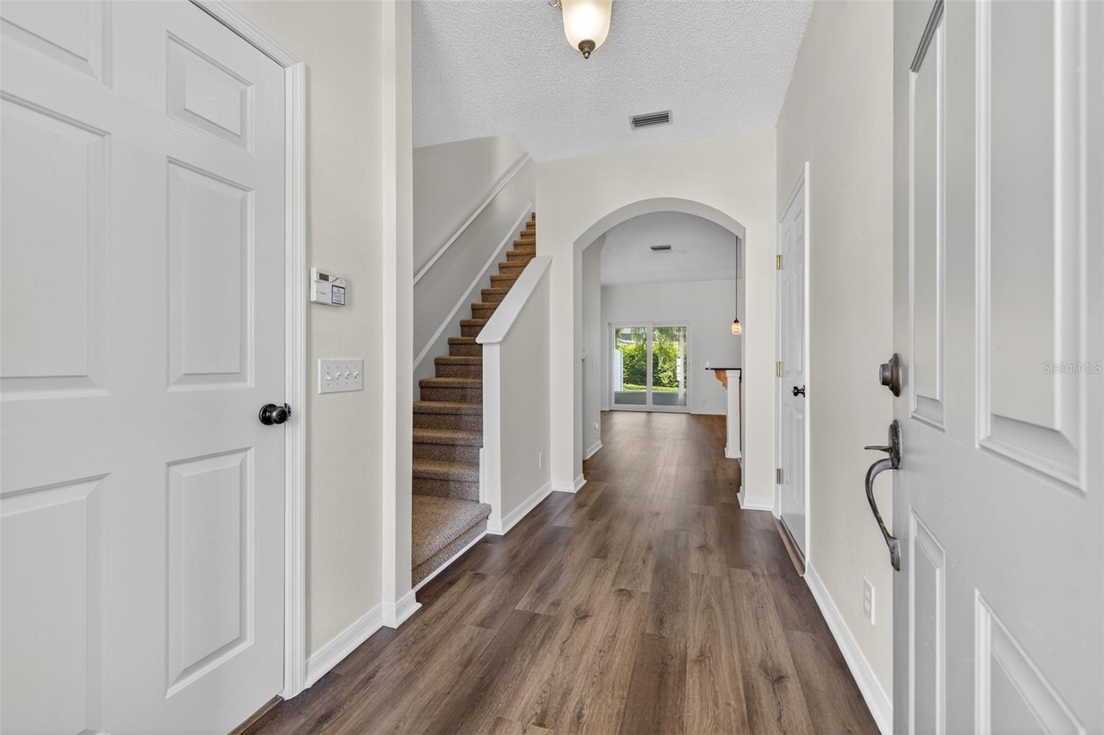 Image 4 of 36 For 566 Vallance Way Ne