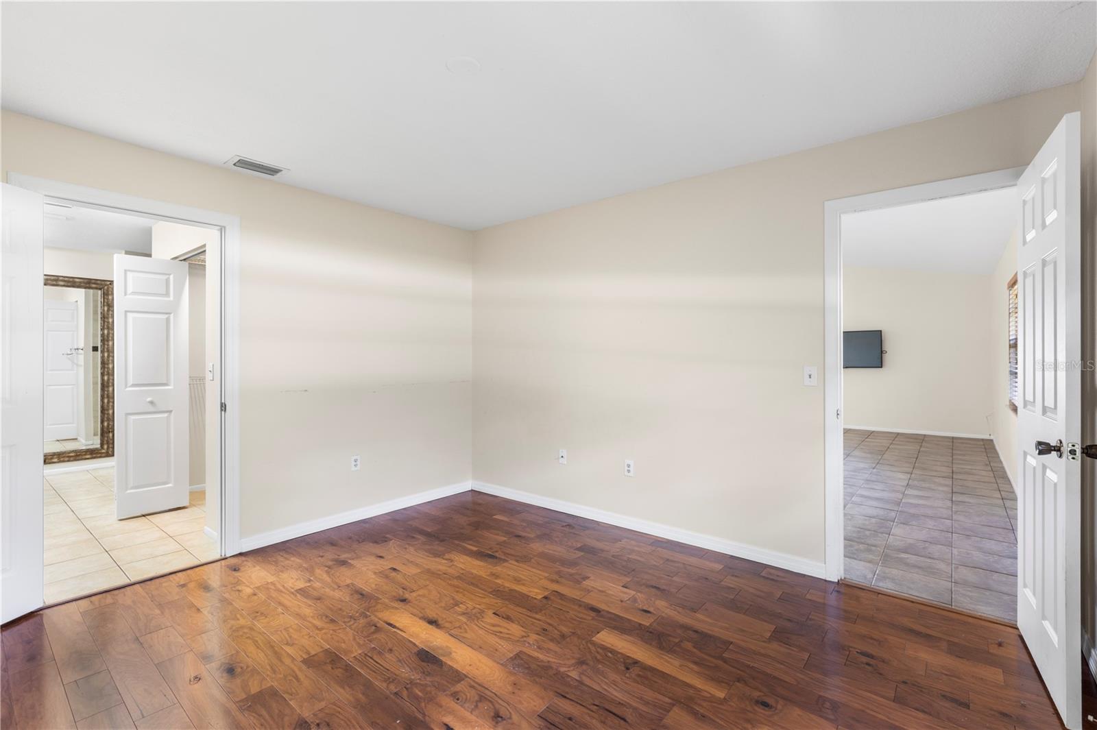 Image 18 of 46 For 5015 Barrington Circle 201