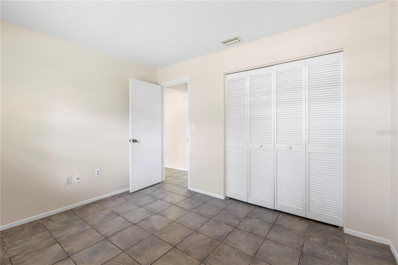 Image 25 of 46 For 5015 Barrington Circle 201
