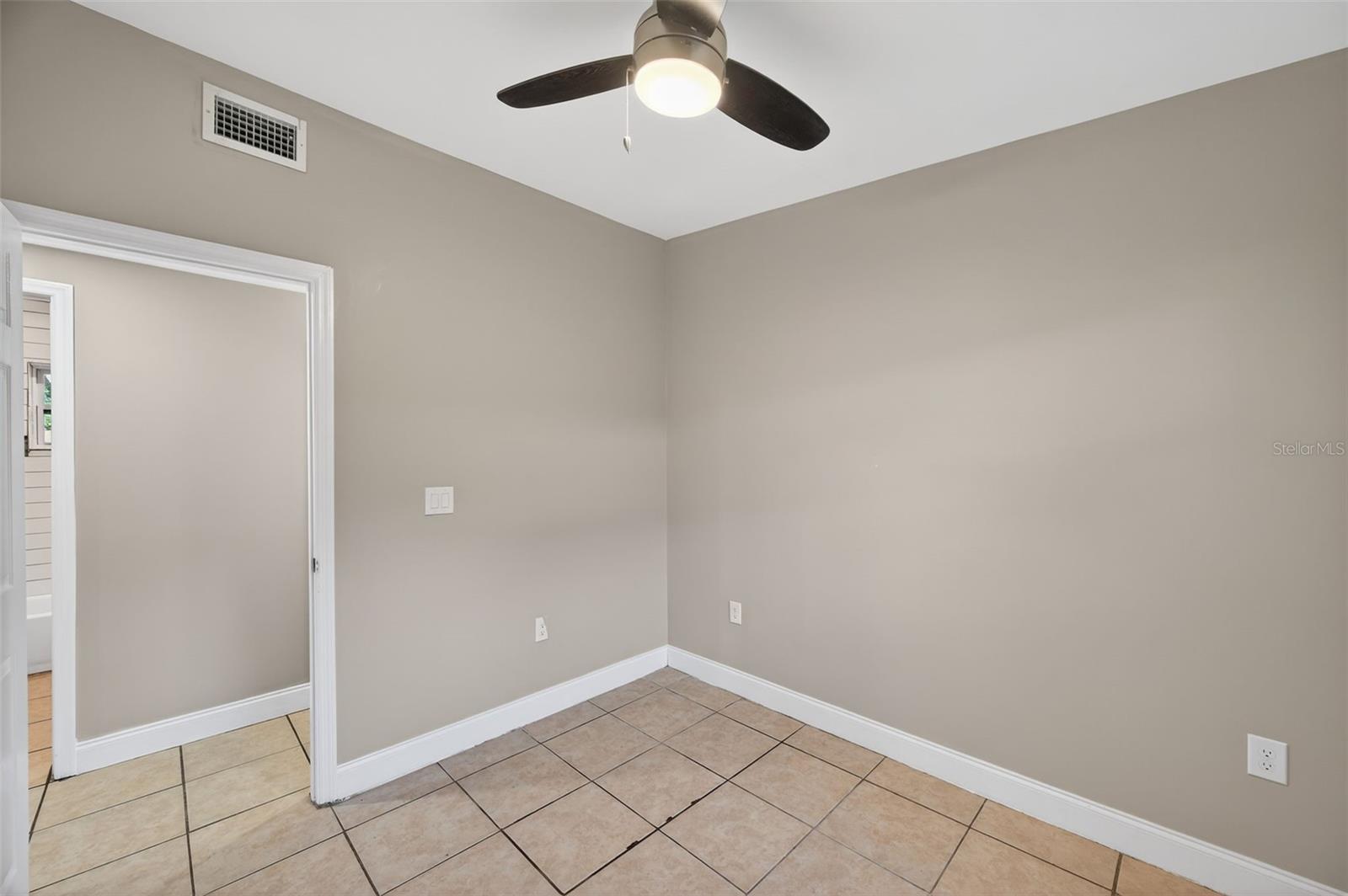 Image 19 of 41 For 2245 17th Avenue S