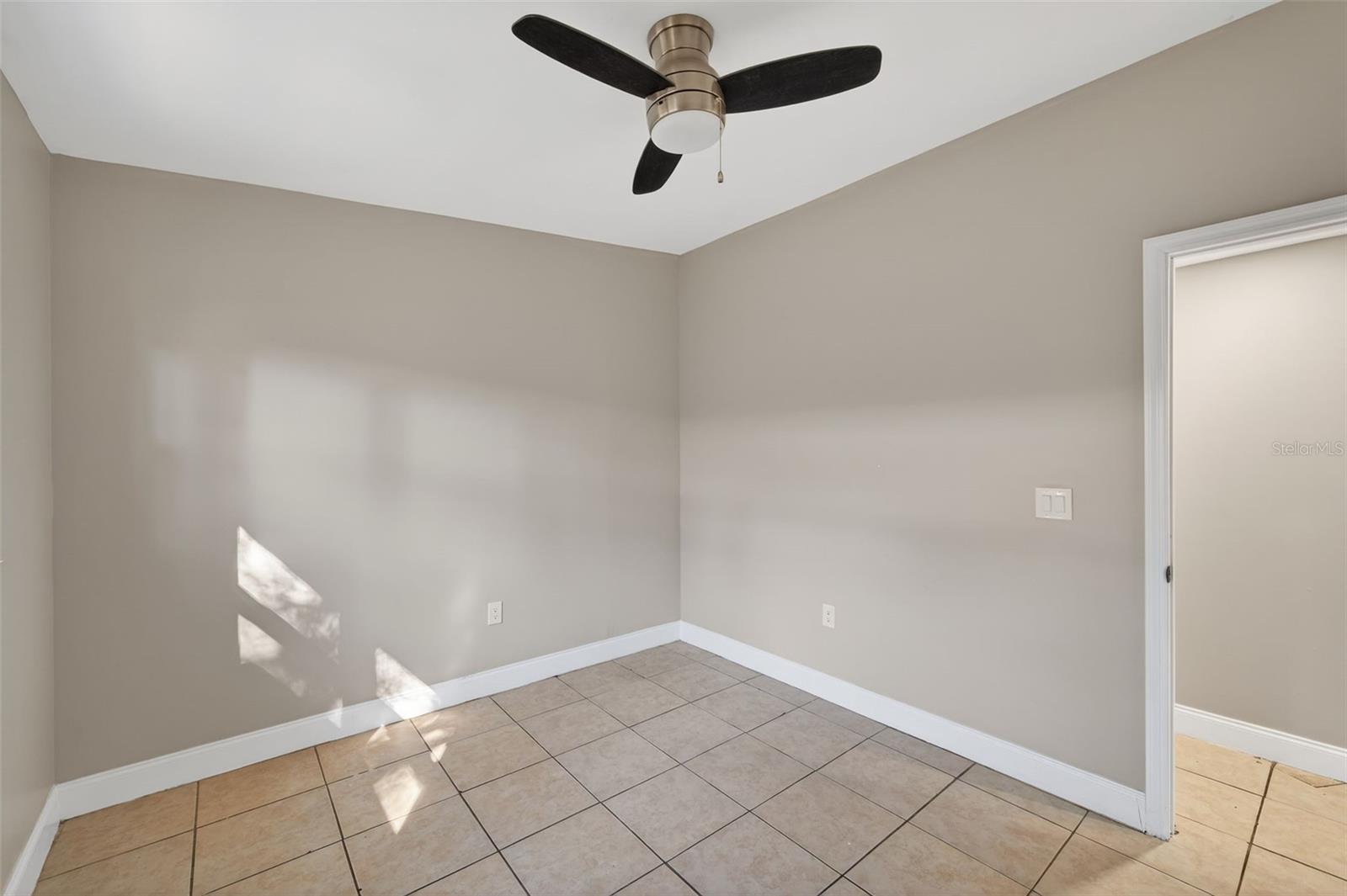 Image 21 of 41 For 2245 17th Avenue S