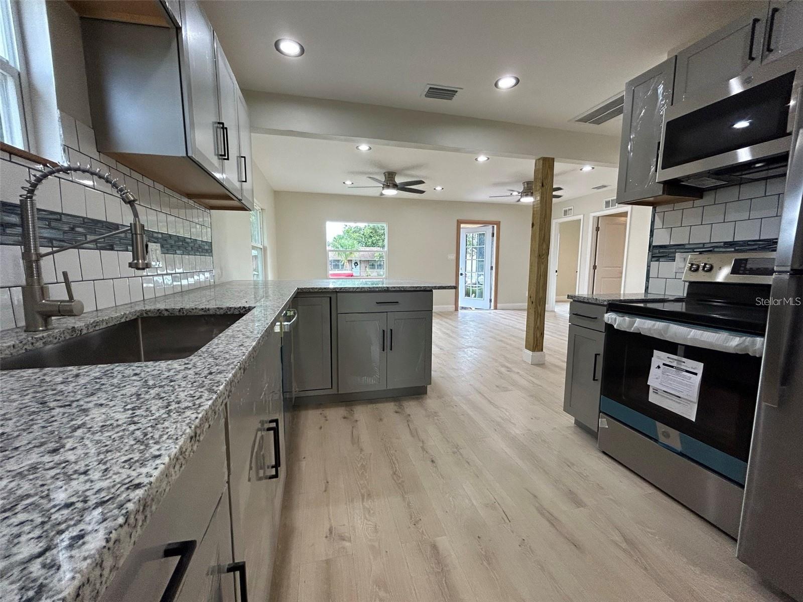 Image 3 of 11 For 2245 17th Avenue S