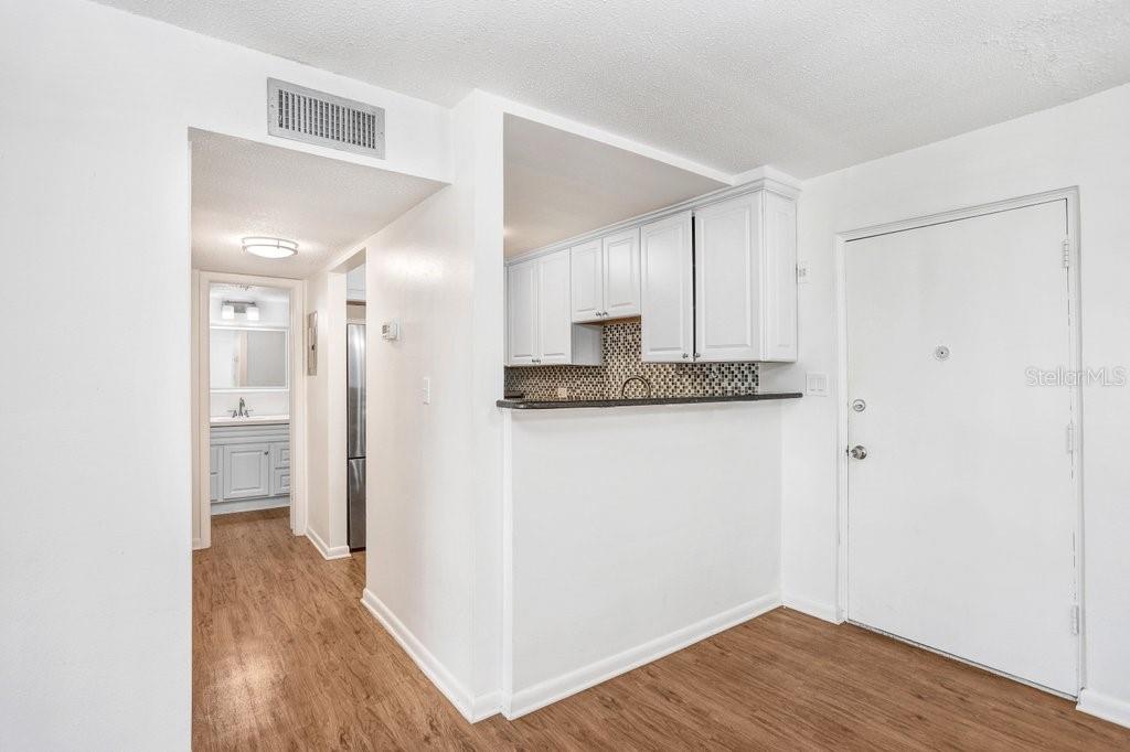 Image 2 of 15 For 2302 S Manhatan Avenue 310
