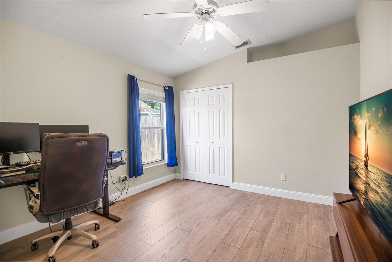 Image 21 of 41 For 387 Bridle Path Way