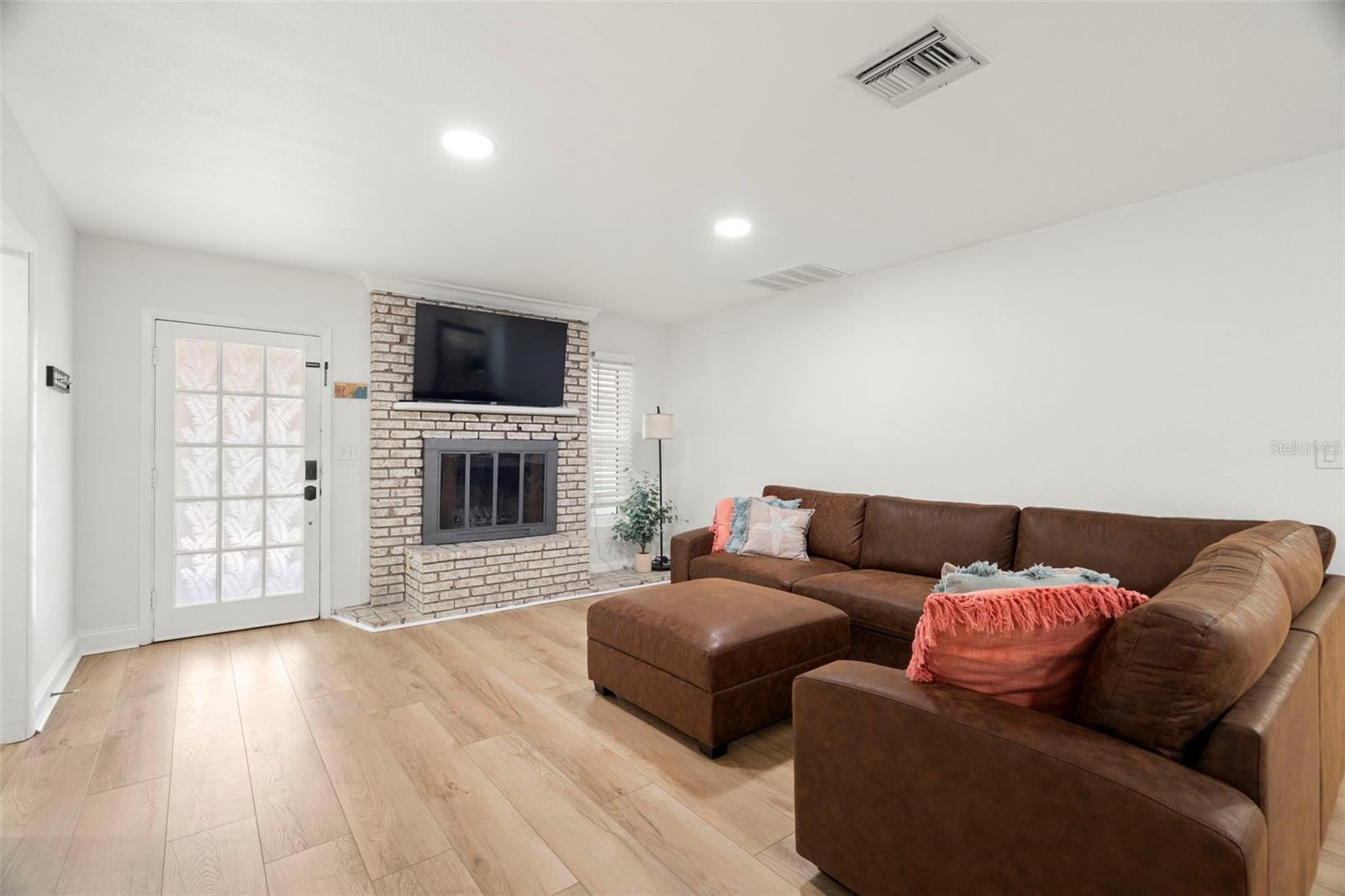 Image 6 of 42 For 910 Palmetto Drive