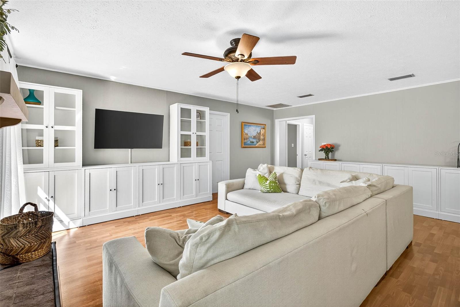 Image 16 of 45 For 723 Grand Circle