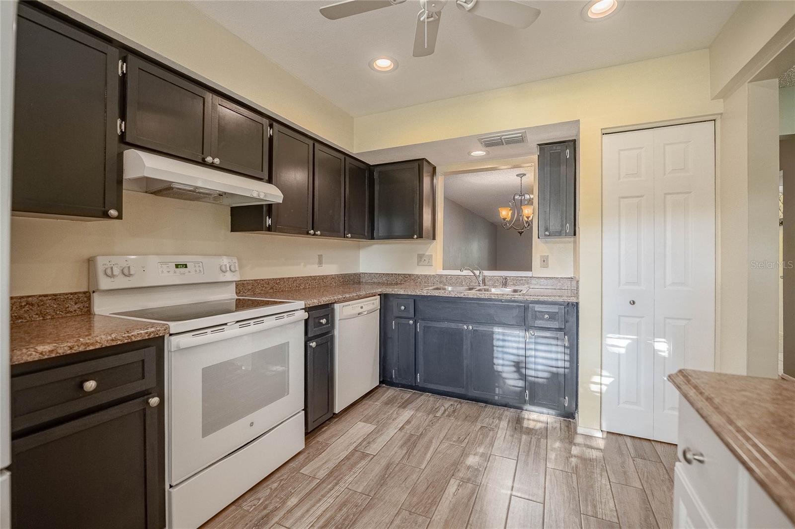 Image 4 of 50 For 2238 Lark Circle W C