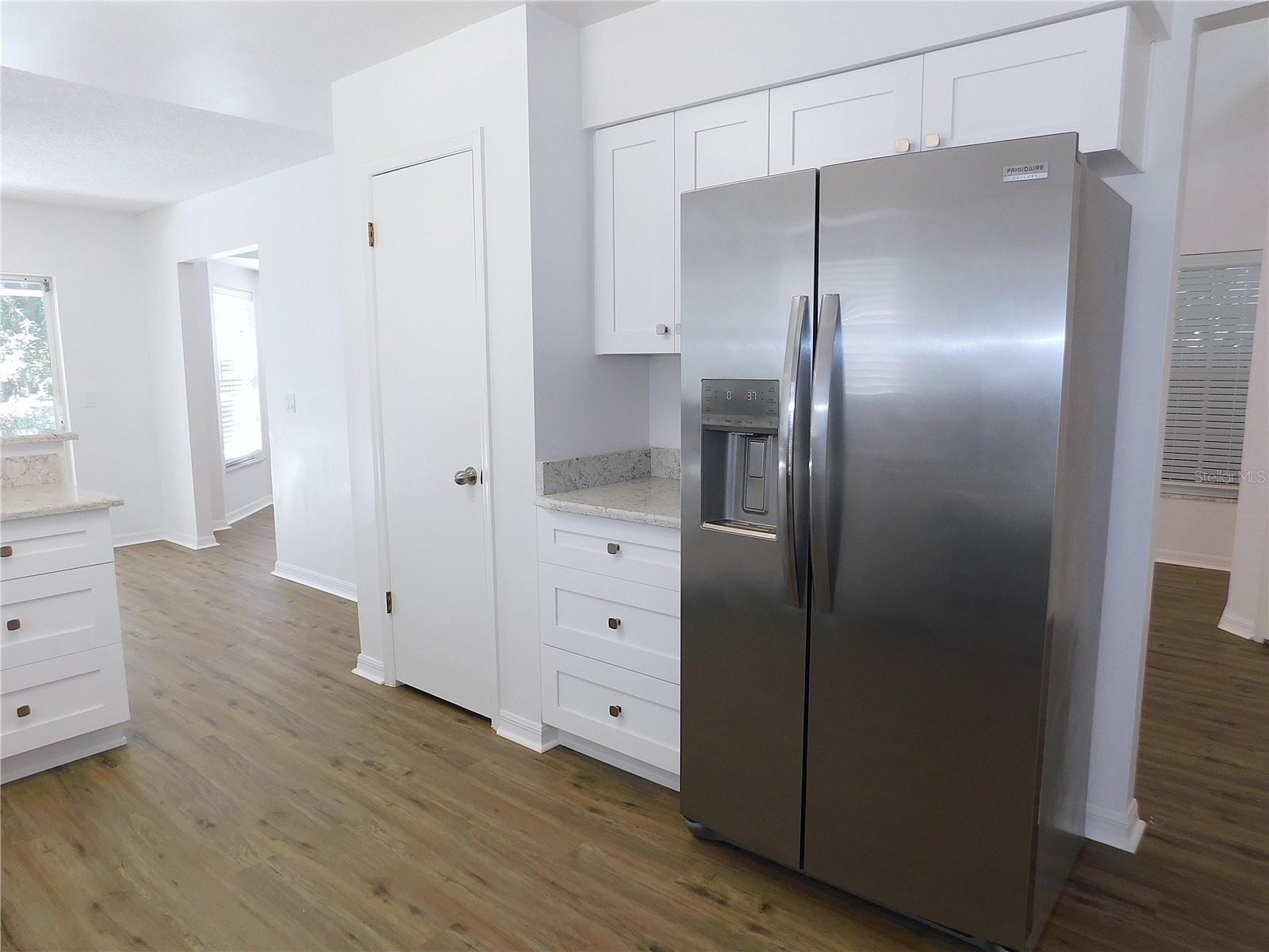 Listing photo id 9 for 3650 Fremantle Drive
