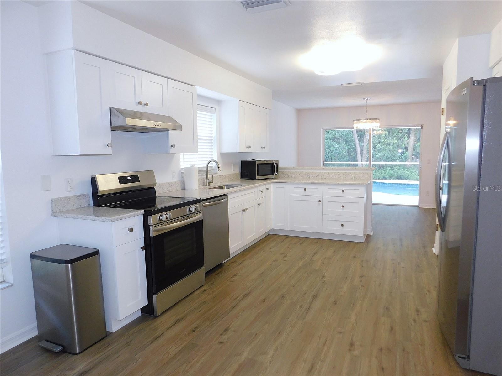 Listing photo id 10 for 3650 Fremantle Drive