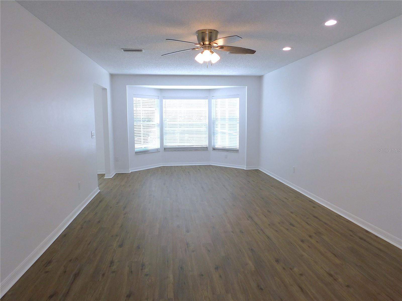 Listing photo id 2 for 3650 Fremantle Drive