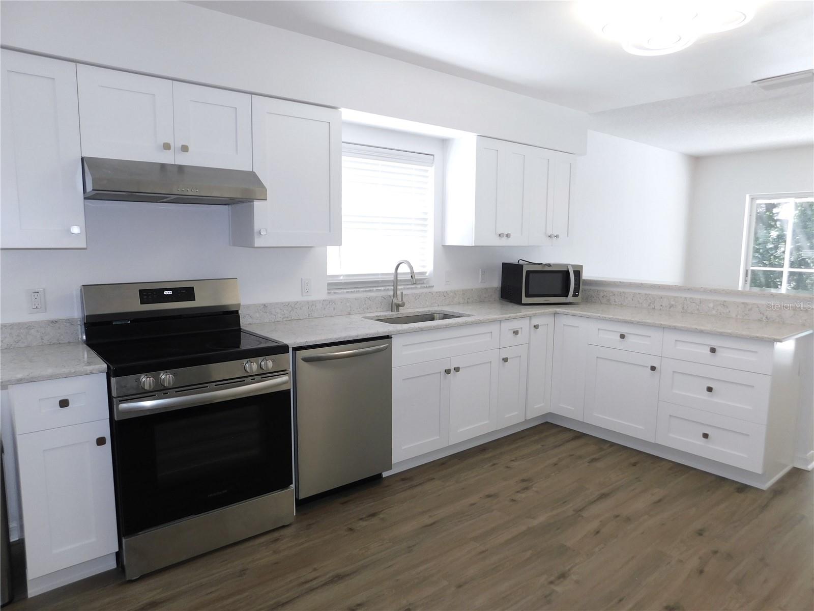 Listing photo id 7 for 3650 Fremantle Drive