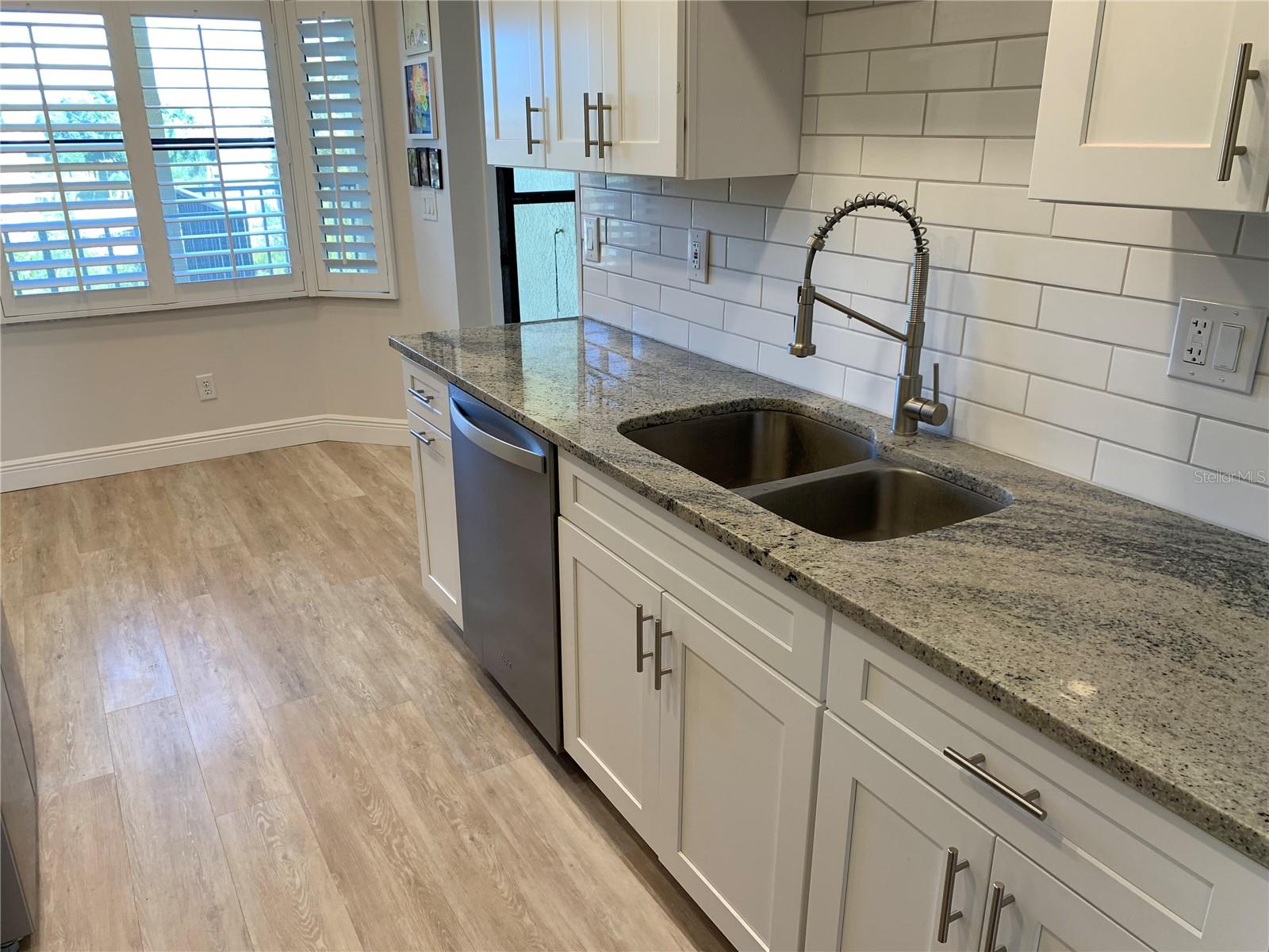 Listing photo id 5 for 5775 Park Street N 401