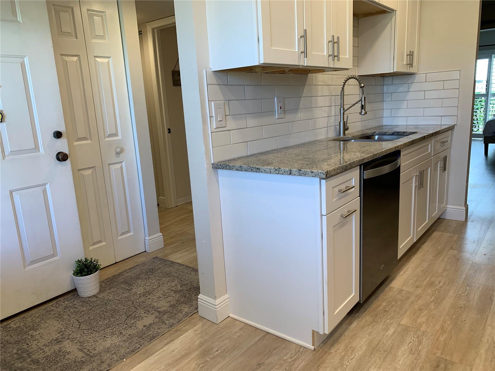 Listing photo id 6 for 5775 Park Street N 401