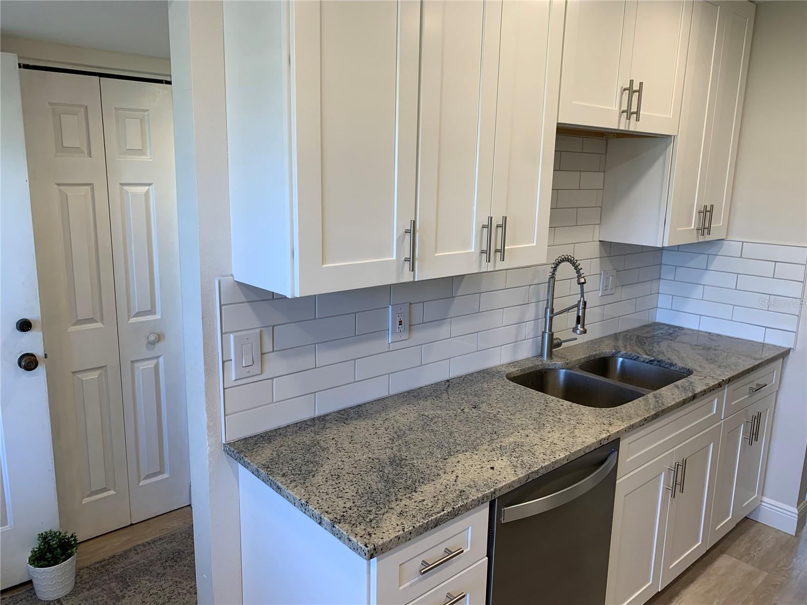 Listing photo id 7 for 5775 Park Street N 401
