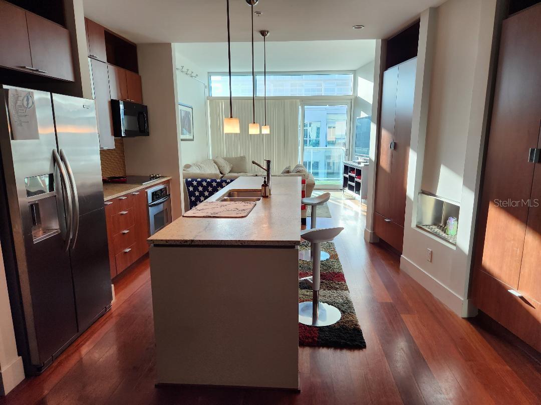 Listing photo id 1 for 912 Channelside Drive 2808
