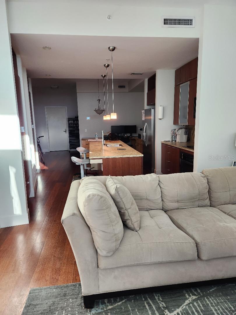 Listing photo id 2 for 912 Channelside Drive 2808