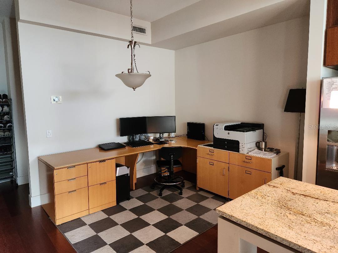 Listing photo id 4 for 912 Channelside Drive 2808