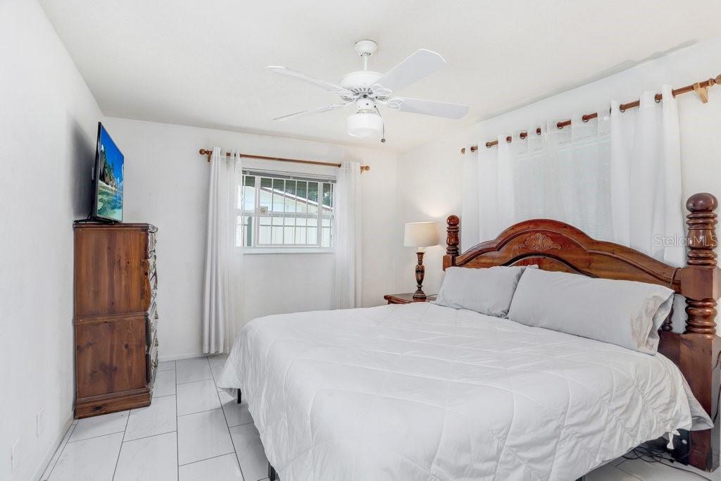 Image 17 of 29 For 6181 39th Avenue N