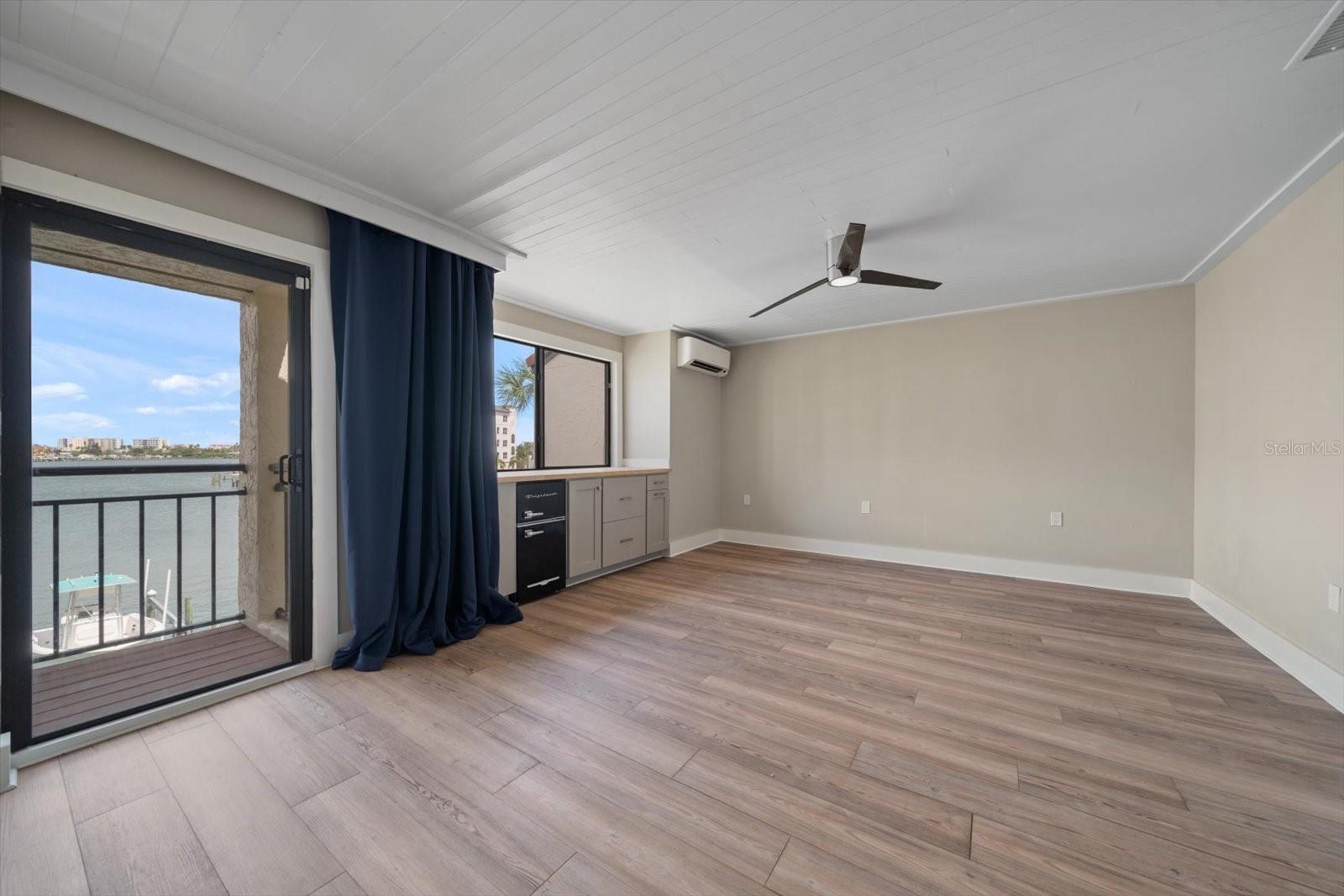 Image 17 of 69 For 240 Windward Passage 401