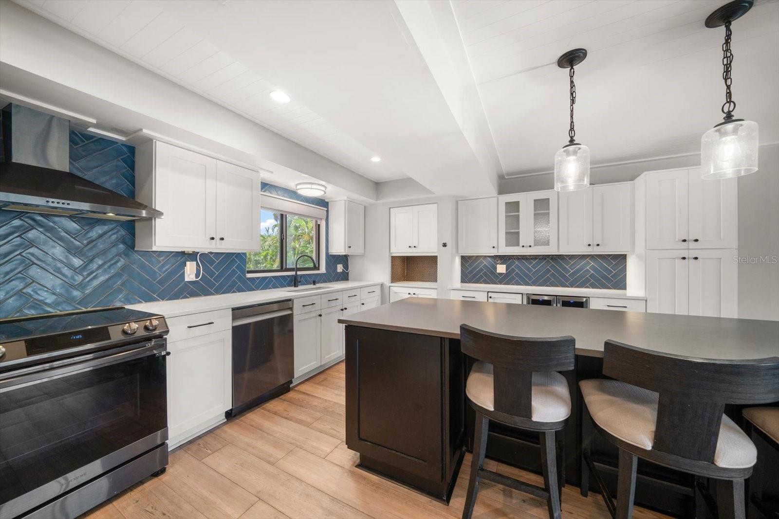 Image 6 of 69 For 240 Windward Passage 401