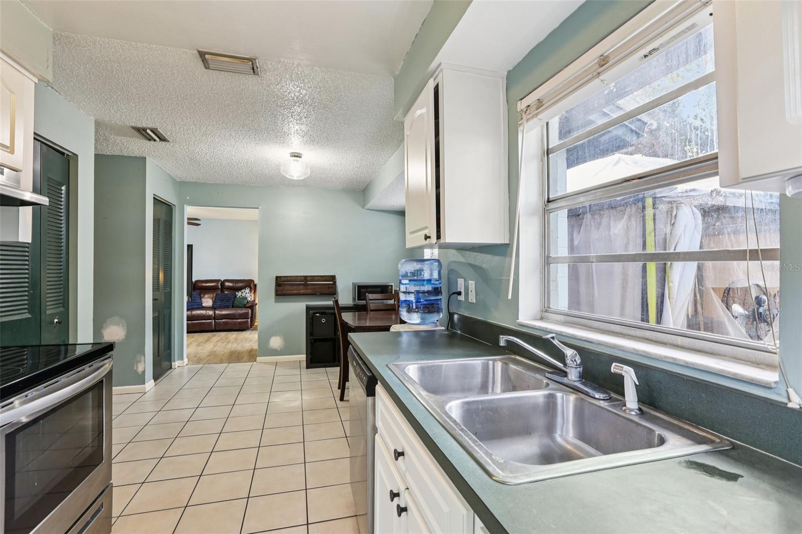 Image 11 of 26 For 815 Regent Circle N