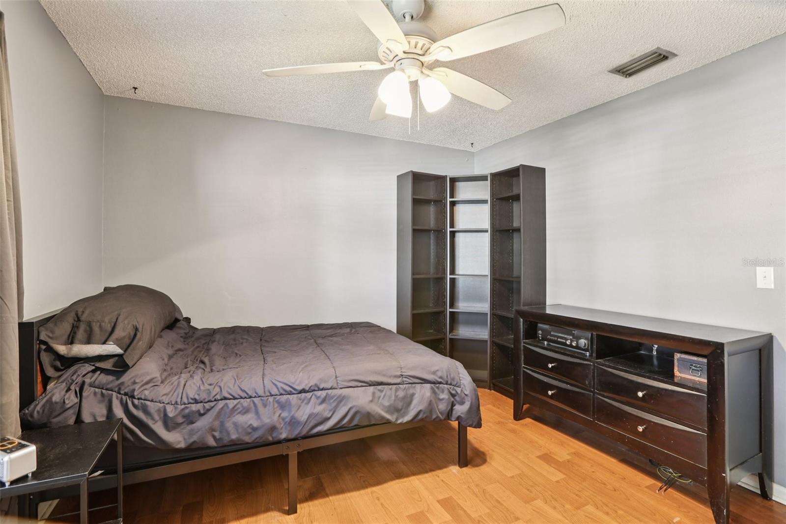Image 17 of 26 For 815 Regent Circle N