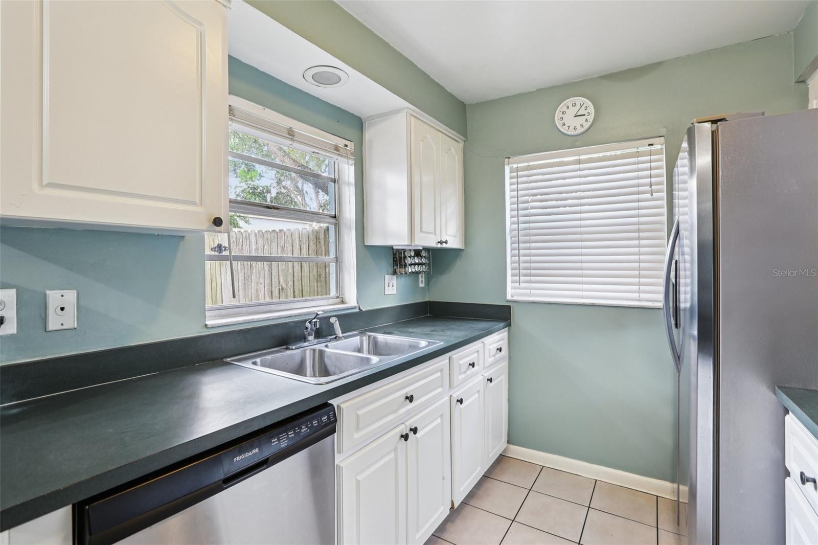 Image 2 of 26 For 815 Regent Circle N
