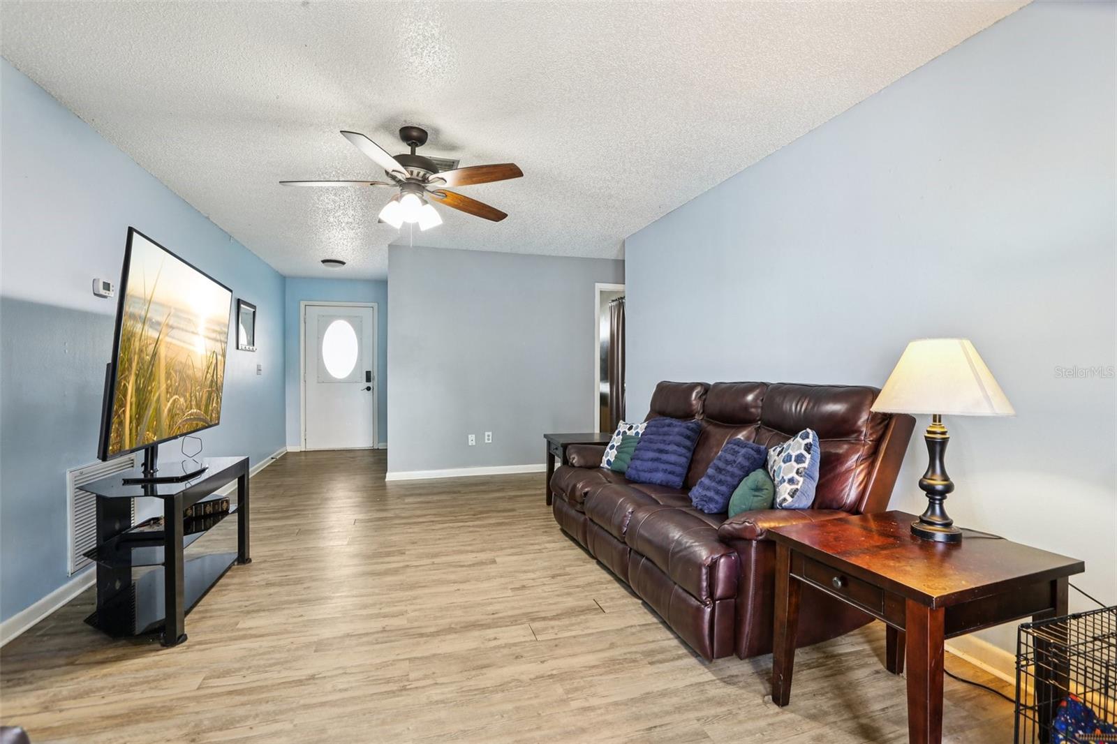 Image 4 of 26 For 815 Regent Circle N