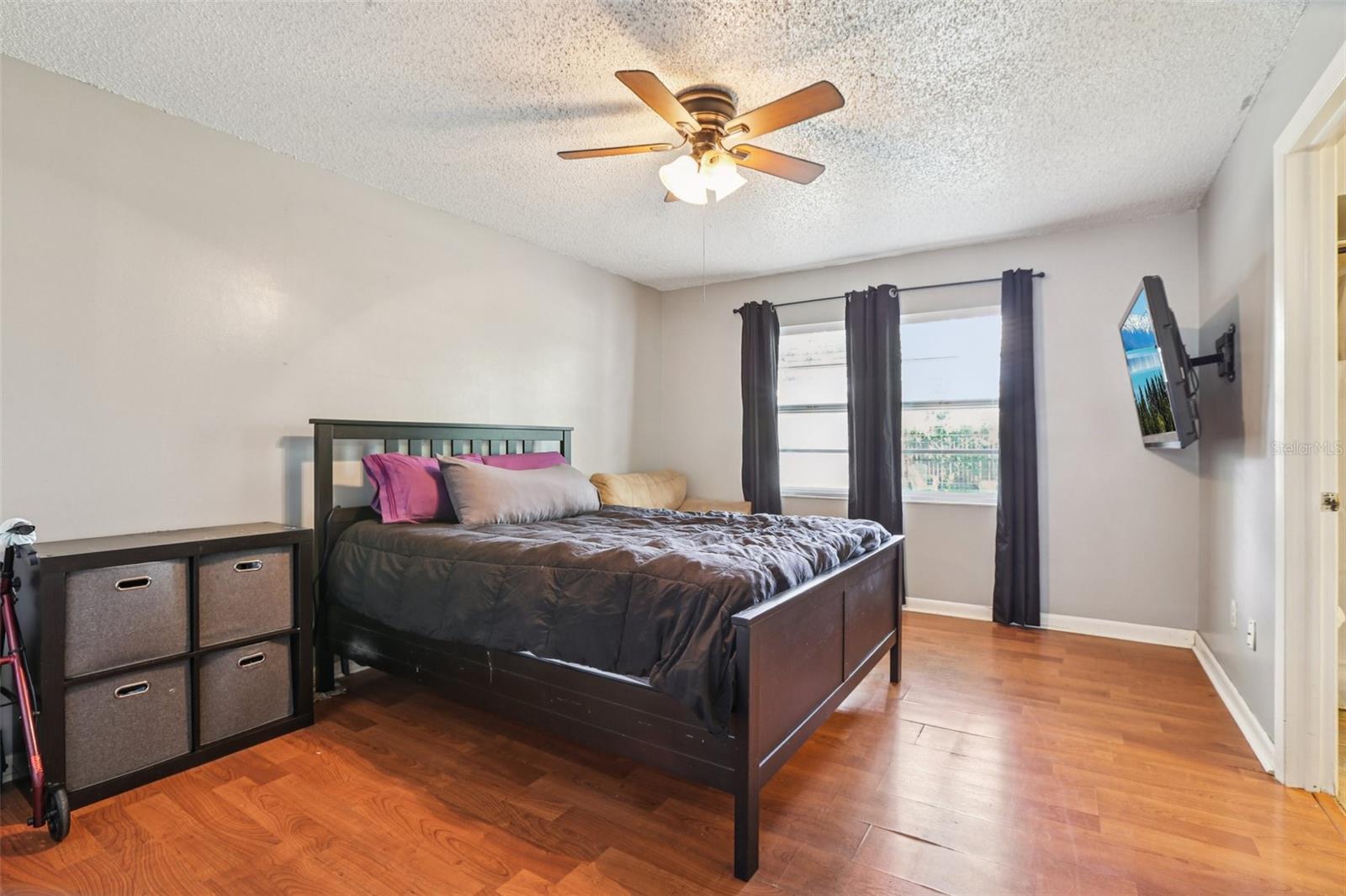 Image 6 of 26 For 815 Regent Circle N