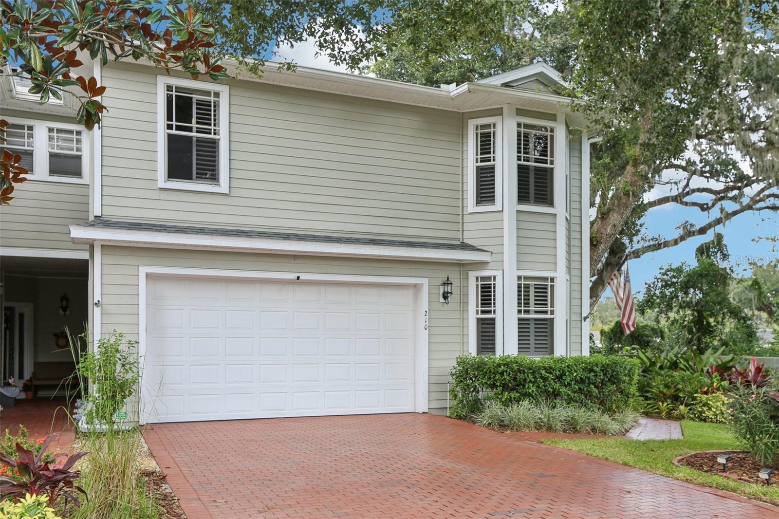Listing photo id 3 for 210 Arbor Shade Court