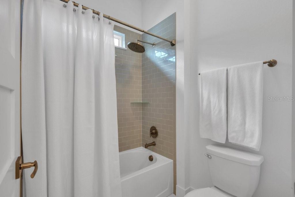 Image 30 of 84 For 710 16th Avenue E