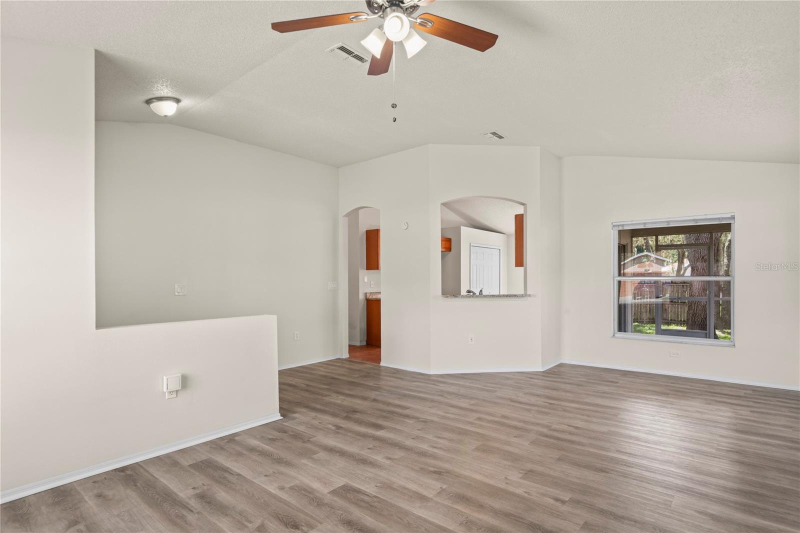 Image 4 of 26 For 11829 Kestrel Drive